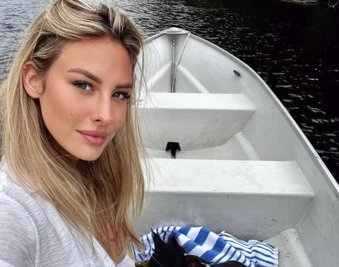 Capture le 2025 12 22 a 17.08.06 1 Les Tendres Moments d'Alexandra De Simon avec son(...) : Un Amour Captur&eacute; en Images