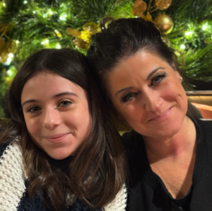 Capture le 2025 12 23 a 23.49.16 Marie-&Eacute;laine Thibert pose devant son sapin de No&euml;l avec son b&eacute;b&eacute; d'amour 06(photos)