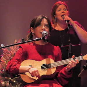 Capture le 2025 12 23 a 23.49.45 Marie-&Eacute;laine Thibert pose devant son sapin de No&euml;l avec son b&eacute;b&eacute; d'amour 06(photos)