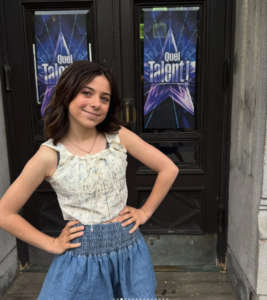 Capture le 2025 12 23 a 23.49.56 Marie-&Eacute;laine Thibert pose devant son sapin de No&euml;l avec son b&eacute;b&eacute; d'amour 06(photos)