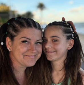 Capture le 2025 12 23 a 23.50.06 Marie-&Eacute;laine Thibert pose devant son sapin de No&euml;l avec son b&eacute;b&eacute; d'amour 06(photos)