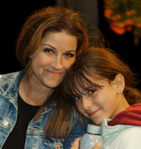 Capture le 2025 12 23 a 23.50.16 Marie-&Eacute;laine Thibert pose devant son sapin de No&euml;l avec son b&eacute;b&eacute; d'amour 06(photos)