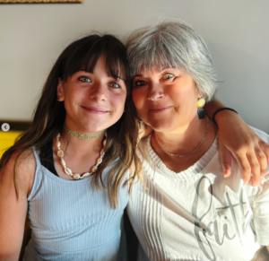 Capture le 2025 12 23 a 23.50.28 Marie-&Eacute;laine Thibert pose devant son sapin de No&euml;l avec son b&eacute;b&eacute; d'amour 06(photos)