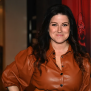 Capture le 2025 12 23 a 23.55.24 Marie-&Eacute;laine Thibert pose devant son sapin de No&euml;l avec son b&eacute;b&eacute; d'amour 06(photos)