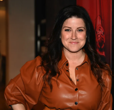 Capture le 2025 12 23 a 23.55.24 Marie-&Eacute;laine Thibert pose devant son sapin de No&euml;l avec son b&eacute;b&eacute; d'amour 06(photos)