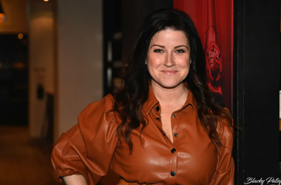 Capture le 2025 12 23 a 23.55.24 Marie-&Eacute;laine Thibert pose devant son sapin de No&euml;l avec son b&eacute;b&eacute; d'amour 06(photos)