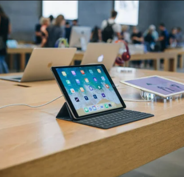 Capture le 2025 12 23 à 21.19.26 Genevi&egrave;ve Pettersen partage de tendres moments avec Pierre-Yves McSween pour les F&ecirc;tes