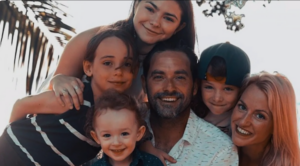 Capture le 2025 12 24 a 00.20.14 La Fille de Guillaume Lemay-Thivierge R&eacute;v&egrave;le une Photo In&eacute;dite de Ses Demi-Fr&egrave;res&hellip; Quelle Transformation !",