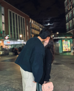 Capture le 2025 12 24 a 00.23.36 Charlie Lemay-Thivierge partage des photos d&rsquo;amour avec son ... chum, juste &agrave; temps pour les F&ecirc;tes