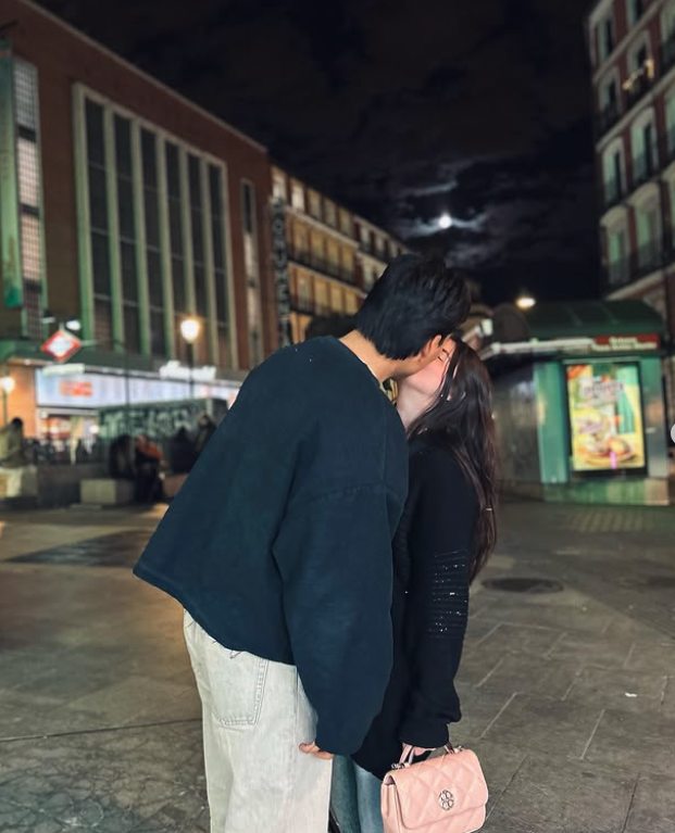 Capture le 2025 12 24 a 00.23.36 Charlie Lemay-Thivierge partage des clich&eacute;s amoureux avec son conjoint