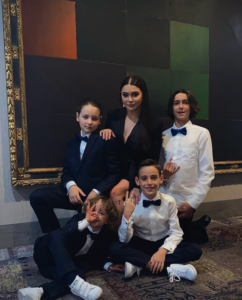 Capture le 2025 12 24 a 00.38.14 La Fille de Guillaume Lemay-Thivierge R&eacute;v&egrave;le une Photo In&eacute;dite de Ses Demi-Fr&egrave;res&hellip; Quelle Transformation !",