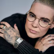 Capture le 2025 12 24 a 04.27.16 Roxane Bruneau se fait tatouer dans le cou... &agrave; quelques heures de No&euml;l!