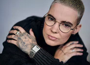 Capture le 2025 12 24 a 04.27.16 Roxane Bruneau se fait tatouer dans le cou... &agrave; quelques heures de No&euml;l!