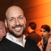 Capture le 2025 12 24 a 11.31.40 Martin Matte partage une rare photo avec son amoureuse Laurence Leboeuf en ...