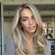 Capture le 2025 12 25 a 03.34.00 STAT : Ludivine Reding d&eacute;voile une tenue &eacute;l&eacute;gante pour c&eacute;l&eacute;brer No&euml;l