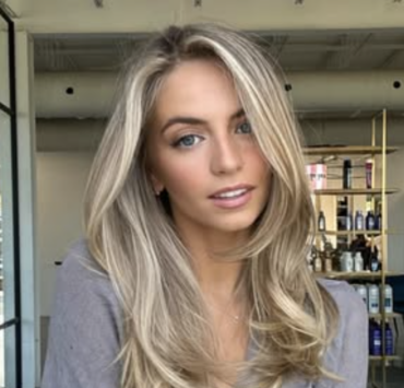 Capture le 2025 12 25 a 03.34.00 STAT : Ludivine Reding d&eacute;voile une tenue &eacute;l&eacute;gante pour c&eacute;l&eacute;brer No&euml;l