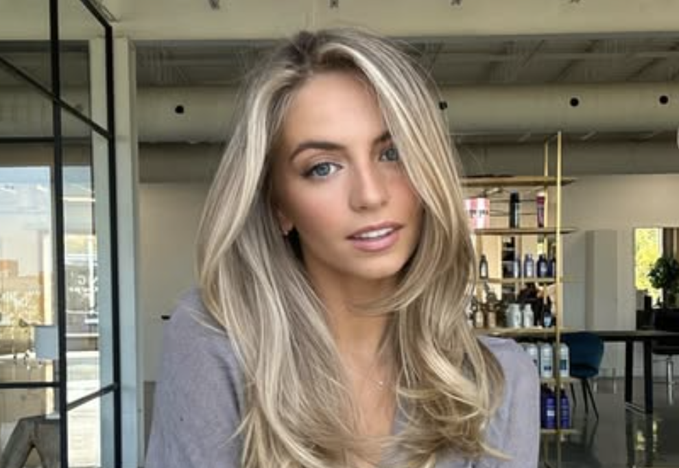 Capture le 2025 12 25 a 03.34.00 STAT : Ludivine Reding d&eacute;voile une tenue &eacute;l&eacute;gante pour c&eacute;l&eacute;brer No&euml;l