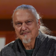 Capture le 2025 12 27 a 03.12.58 Voici celle qui fait battre le c&oelig;ur de Normand D'Amour : une artiste discr&egrave;te au parcours impressionnant