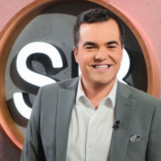 Capture le 2025 12 27 a 05.14.01 Simon Philibert d&eacute;voile sa vie secr&egrave;te : d&eacute;couvrez son No&euml;l inoubliable !