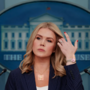 Capture le 2025 12 29 a 04.38.43 Karoline Leavitt et l'heureux secret de No&euml;l : Une nouvelle vie en chemin