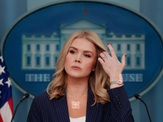 Capture le 2025 12 29 a 04.38.43 Karoline Leavitt et l'heureux secret de No&euml;l : Une nouvelle vie en chemin