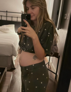 Rosalie Vaillancourt partage des photos de son baby bump et se confie sur son difficile premier trimestre de grossesse 3 Rosalie Vaillancourt partage des photos de son baby bump et se confie sur son difficile premier trimestre de grossesse Capture le 2025 12 30 a 02.18.28 Rosalie Vaillancourt partage des photos de son baby bump et se confie sur son difficile premier trimestre de grossesse