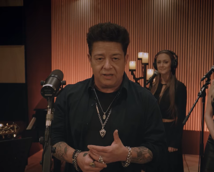 Capture le 2025 12 31 a 03.41.23 &Eacute;ric Lapointe partage son souper de No&euml;l festif &mdash; mais qui sont ses myst&eacute;rieux invit&eacute;s ?