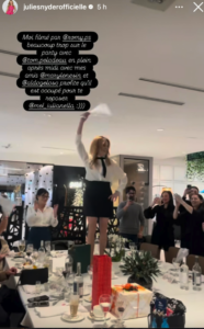 Capture le 2025 12 31 a 17.53.04 Julie Snyder enflamme la toile avec une danse endiabl&eacute;e sur une table!