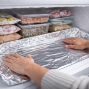 ChatGPT Image 27 dec. 2025 09 08 46 Peu de gens y pensent, mais cette astuce change votre cong&eacute;lateur