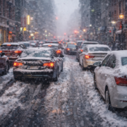 ChatGPT Image 30 dec. 2025 04 54 12 Alerte m&eacute;t&eacute;o : plus de 30 vols annul&eacute;s &agrave; Montr&eacute;al-Trudeau aujourd'hui