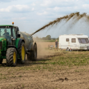 Gemini Generated Image t6csizt6csizt6cs e1766548182333 Un agriculteur asperge des caravanes de purin : sa riposte contre des squatteurs fait le tour du web