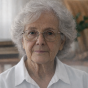 Portrait dune femme agee pensante Ils Sont Arriv&eacute;s Sourire aux L&egrave;vres... Mais Pourquoi Ont-Ils Fui le D&eacute;jeuner ?",