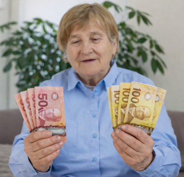 Une femme agee avec des billets canadiens Bonne nouvelle pour les retrait&eacute;s (RRQ) : jusqu'&agrave; 2 395 $ vers&eacute;s &agrave; partir de cette semaine plus de d&eacute;tail ici !