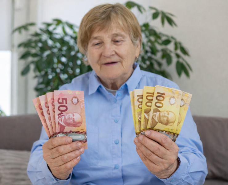 Une femme agee avec des billets canadiens Bonne nouvelle pour les retrait&eacute;s (RRQ) : jusqu'&agrave; 2 395 $ vers&eacute;s &agrave; partir de cette semaine plus de d&eacute;tail ici !