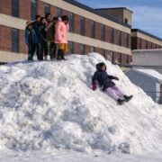buttes e1765977034888 Casque obligatoire et inspections quotidiennes : des r&egrave;gles sur les buttes de neige d&eacute;nonc&eacute;es