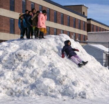 Casque obligatoire et inspections quotidiennes : des règles sur les buttes de neige dénoncées 2 Casque obligatoire et inspections quotidiennes : des règles sur les buttes de neige dénoncées buttes e1765977034888 Casque obligatoire et inspections quotidiennes : des règles sur les buttes de neige dénoncées