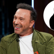 montage final 1765782462 Joël Legendre surprend ses fans en révélant avoir été en couple avec deux comédiennes adorées du public québécois