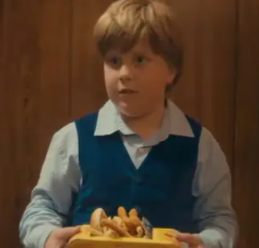 Capture decran 2026 01 04 150254 La sc&egrave;ne qui a fait craquer tout le monde dans la pub de St-Hubert cache un d&eacute;tail que presque personne n&rsquo;a remarqu&eacute;