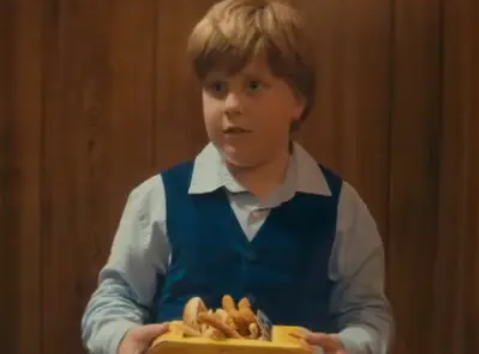 Capture decran 2026 01 04 150254 La sc&egrave;ne qui a fait craquer tout le monde dans la pub de St-Hubert cache un d&eacute;tail que presque personne n&rsquo;a remarqu&eacute;