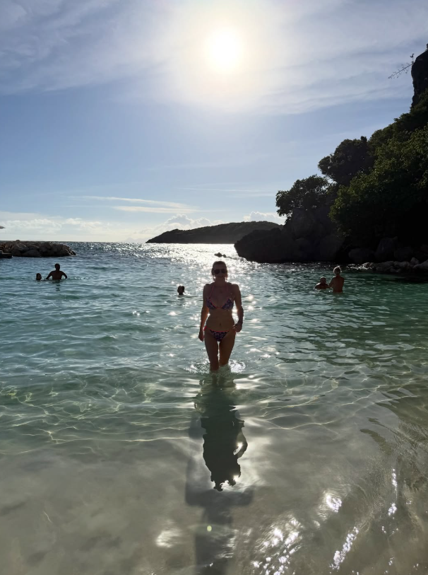 Capture decran 2026 01 07 100734 Caroline N&eacute;ron partage des photos en maillot de bain qui font r&ecirc;ver !