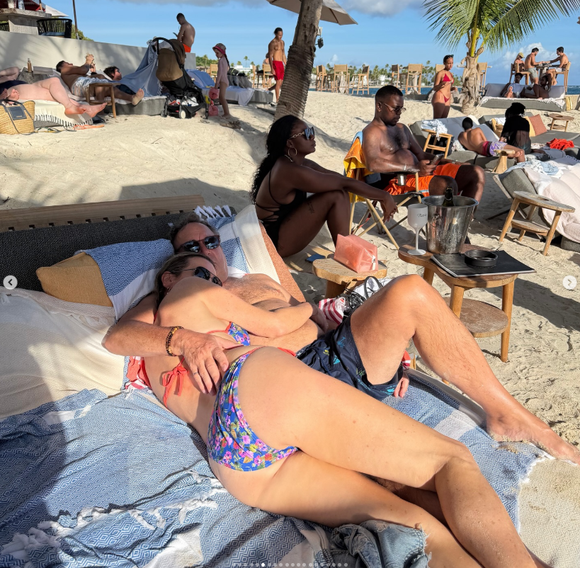 Capture decran 2026 01 07 100810 Caroline N&eacute;ron partage des photos en maillot de bain qui font r&ecirc;ver !