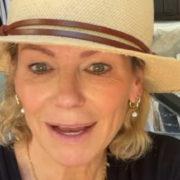 Capture decran 2026 01 07 101515 Caroline N&eacute;ron partage des photos en maillot de bain qui font r&ecirc;ver !