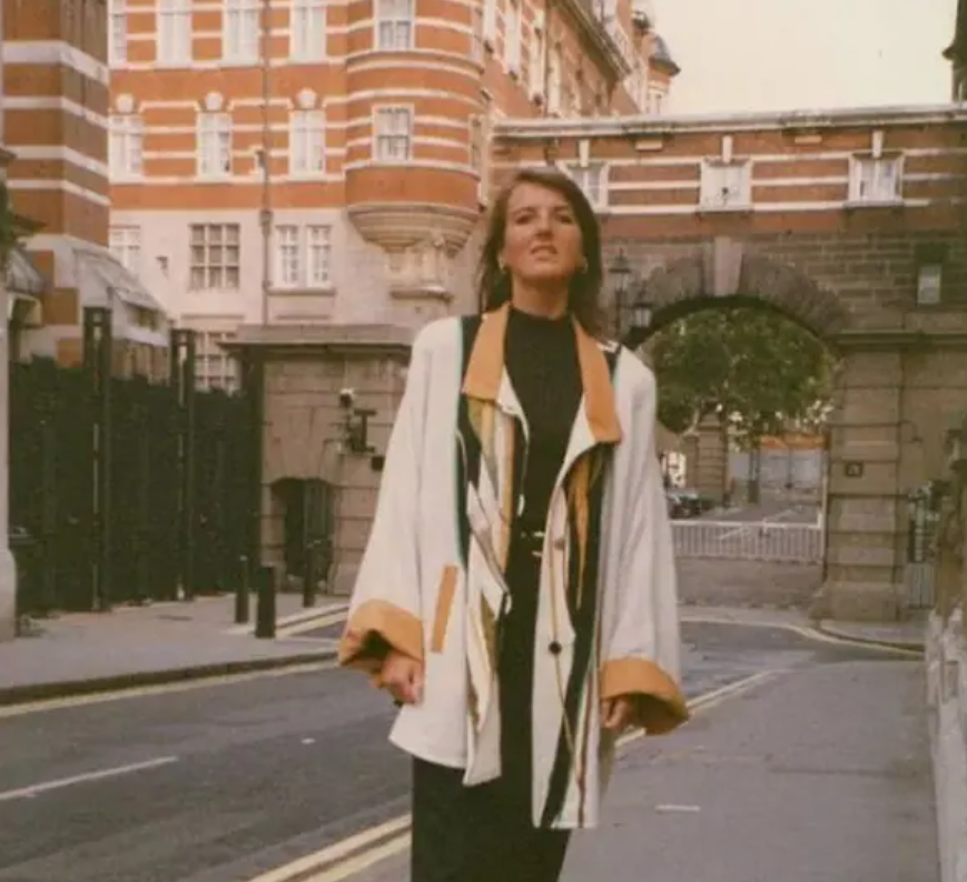 Cette ancienne miss a profondément changé : derrière les sourires, une histoire bouleversante 3 Cette ancienne miss a profondément changé : derrière les sourires, une histoire bouleversante Capture decran 2026 01 08 010814 Cette ancienne miss a profondément changé : derrière les sourires, une histoire bouleversante