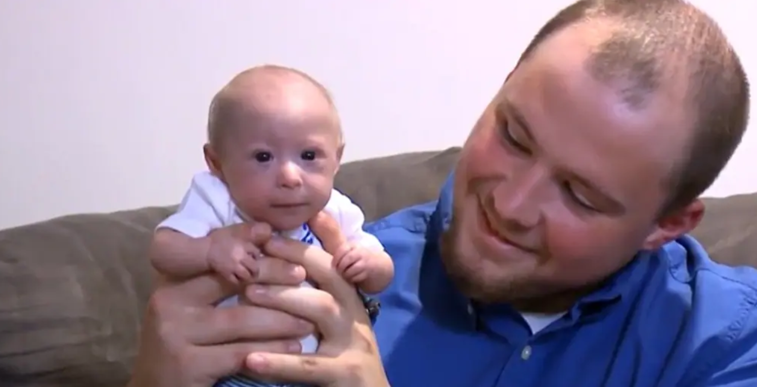 Capture decran 2026 01 08 012622 &Agrave; 7 mois, il porte encore des v&ecirc;tements de nouveau-n&eacute; : une histoire qui touche en plein c&oelig;ur