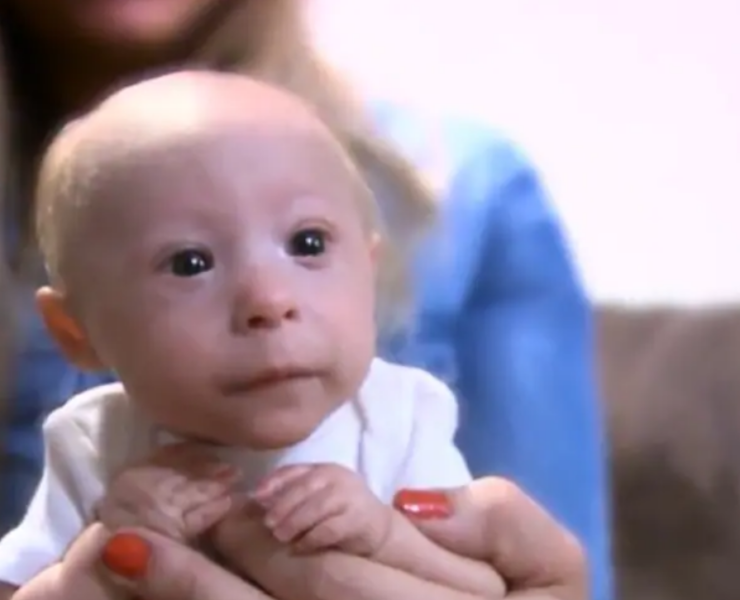 Capture decran 2026 01 08 012630 &Agrave; 7 mois, il porte encore des v&ecirc;tements de nouveau-n&eacute; : une histoire qui touche en plein c&oelig;ur