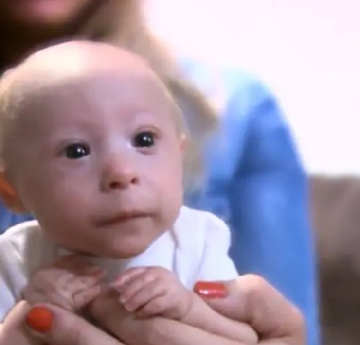 Capture decran 2026 01 08 012630 &Agrave; 7 mois, il porte encore des v&ecirc;tements de nouveau-n&eacute; : une histoire qui touche en plein c&oelig;ur