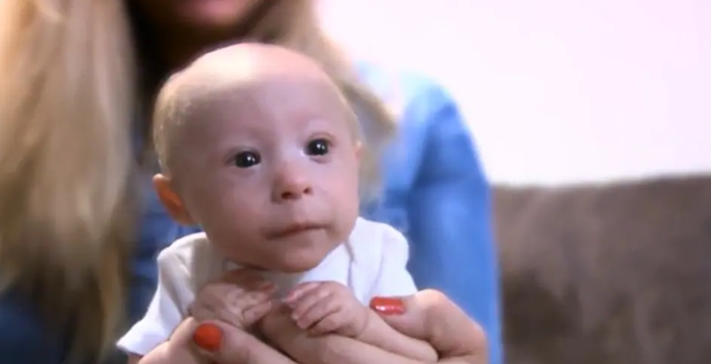 Capture decran 2026 01 08 012630 &Agrave; 7 mois, il porte encore des v&ecirc;tements de nouveau-n&eacute; : une histoire qui touche en plein c&oelig;ur