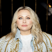 Capture decran le 2026 01 19 a 10.17.51 e1768835906200 La robe de Mitsou vole compl&egrave;tement le show &agrave; En direct de l&rsquo;univers