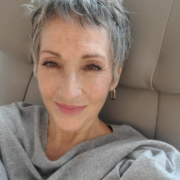 Après avoir vaincu DEUX cancers Julie Drolet annonce un retour inattendu 11 Après avoir vaincu DEUX cancers Julie Drolet annonce un retour inattendu Capture decran le 2026 01 22 a 17.15.07 Après avoir vaincu DEUX cancers Julie Drolet annonce un retour inattendu