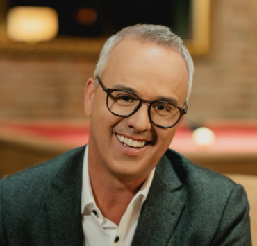 Gino Chouinard s’affiche avec de nouvelles lunettes… et ça ne passe pas inaperçu 2 Gino Chouinard s’affiche avec de nouvelles lunettes… et ça ne passe pas inaperçu Capture decran le 2026 01 28 a 11.56.54 e1769619516804 Gino Chouinard s’affiche avec de nouvelles lunettes… et ça ne passe pas inaperçu